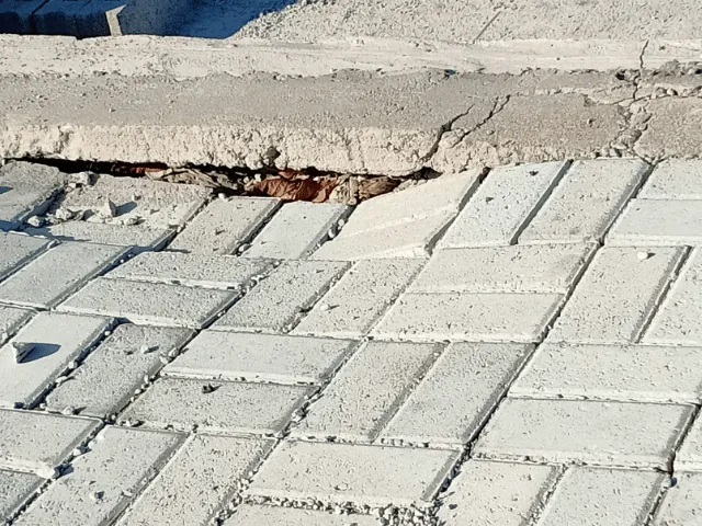 Paving block amblas akibat spesifikasi tidak sesuai beban