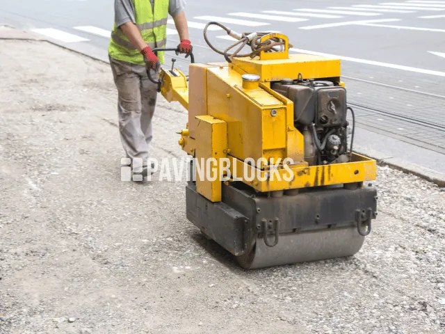 Proses pemadatan base layer sebelum paving block dipasang