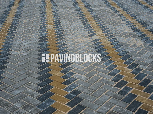 Proses pemasangan paving block halaman dengan pola dekoratif